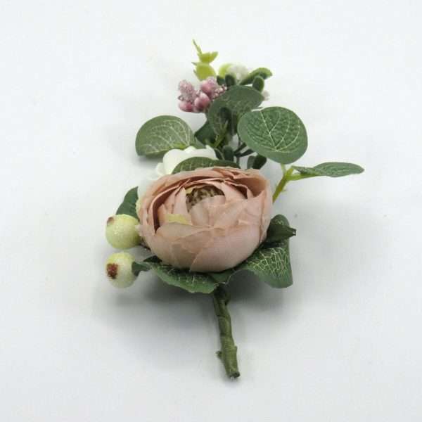 Cocarda de pus in piept cu flori de matase roz pudra ILIF305053 2