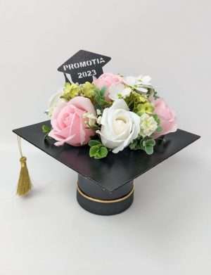Tocă decorată cu flori de săpun, Promoția 2023, Roz – DSPH305009