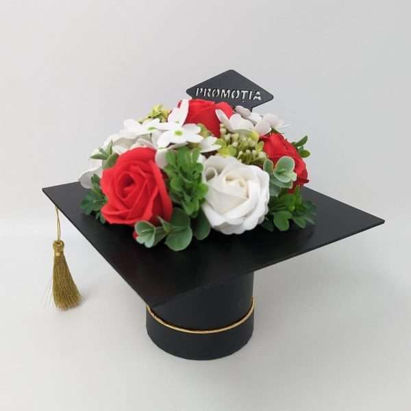 Toca decorata cu flori de sapun Promotia 2023 rosu DSPH305011 2