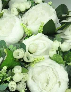 Decor masina pentru nunta, inima decorata cu bujori si trandafiri – verde & alb – ILIF306002