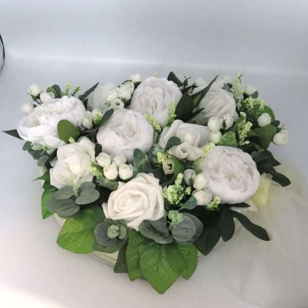 Decor masina pentru nunta inima decorata cu bujori si trandafiri verde alb ILIF306002 2