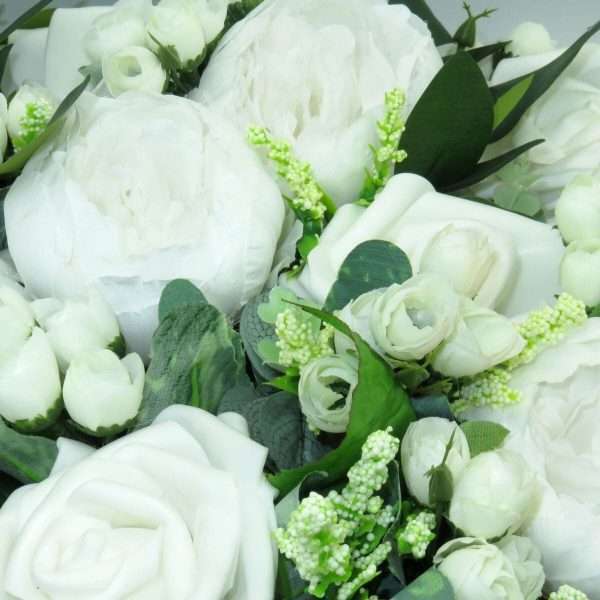 Decor masina pentru nunta inima decorata cu bujori si trandafiri verde alb ILIF306002 7