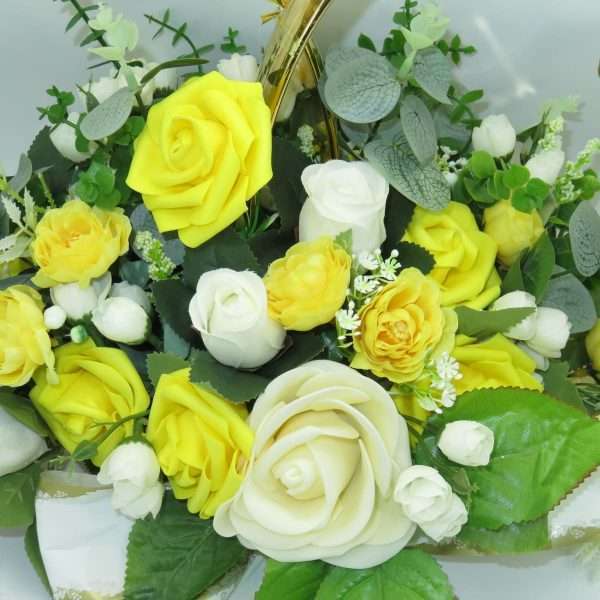 Decor masina pentru nunta inimioare decorate cu flori galben alb ILIF306004 3
