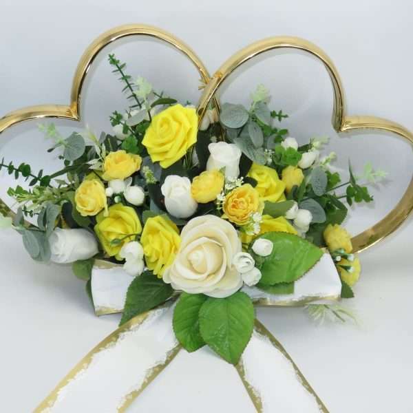 Decor masina pentru nunta inimioare decorate cu flori galben alb ILIF306004 4