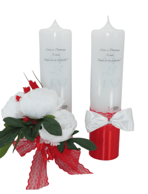 Lumanare nunta aniversare 25 ani, decorata – bujori albi de matase, rosu-alb – ILIF306008