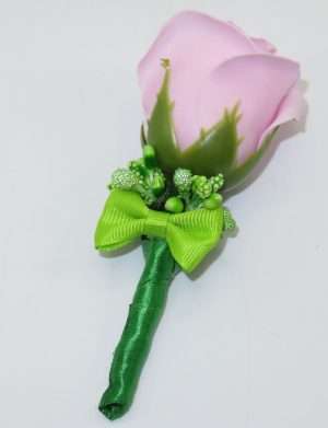 Cocarda de pus in piept cu trandafir de sapun, roz – PRIF307055