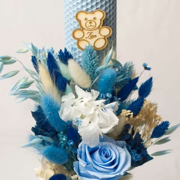 Lumanare botez personalizata ceara naturala si aranjament floral nuante de albastru AMB307002 2