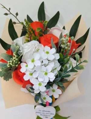 Cadou Profesoară, aranjament Buchet flori de mătase și săpun + mesaj – DSPH308004