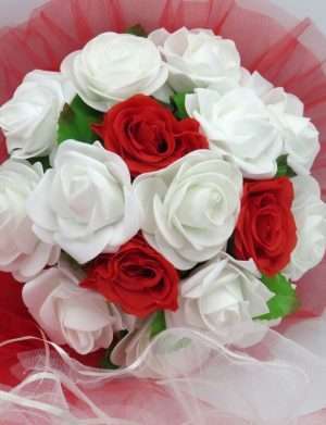 Decor masina pentru nunta cu tulle si trandafiri din spuma, rosu-alb – ILIF308007