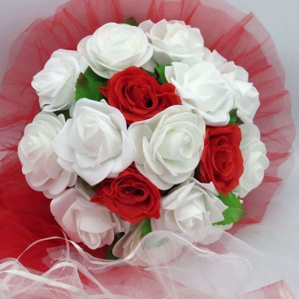 Decor masina pentru nunta cu tulle si trandafiri din spuma rosu alb ILIF308007 1