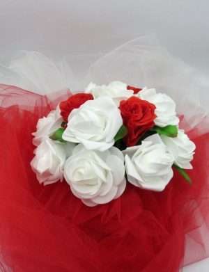 Decor masina pentru nunta cu tulle si trandafiri din spuma, rosu-alb – ILIF308007