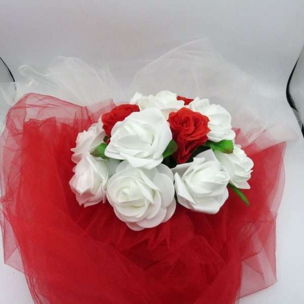 Decor masina pentru nunta cu tulle si trandafiri din spuma rosu alb ILIF308007 2