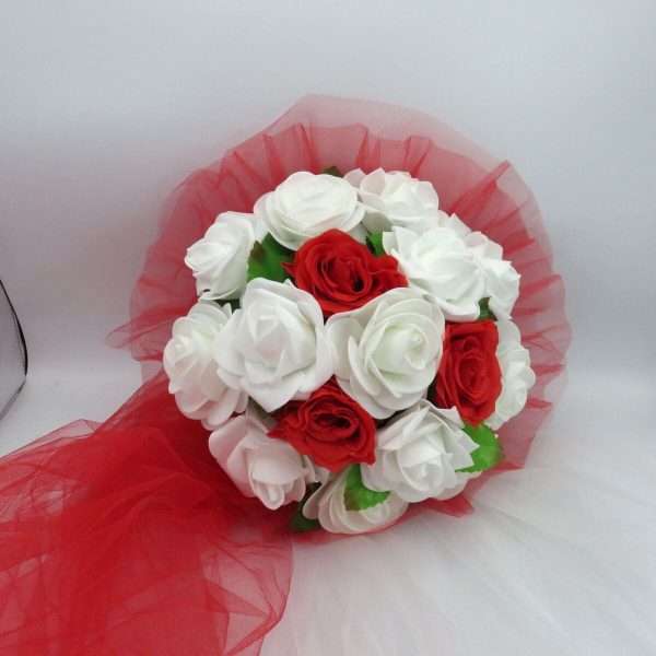 Decor masina pentru nunta cu tulle si trandafiri din spuma rosu alb ILIF308007 3