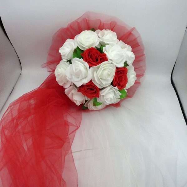 Decor masina pentru nunta cu tulle si trandafiri din spuma rosu alb ILIF308007 6