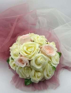 Decor masina pentru nunta cu tulle si trandafiri din spuma, roz-alb – ILIF308008