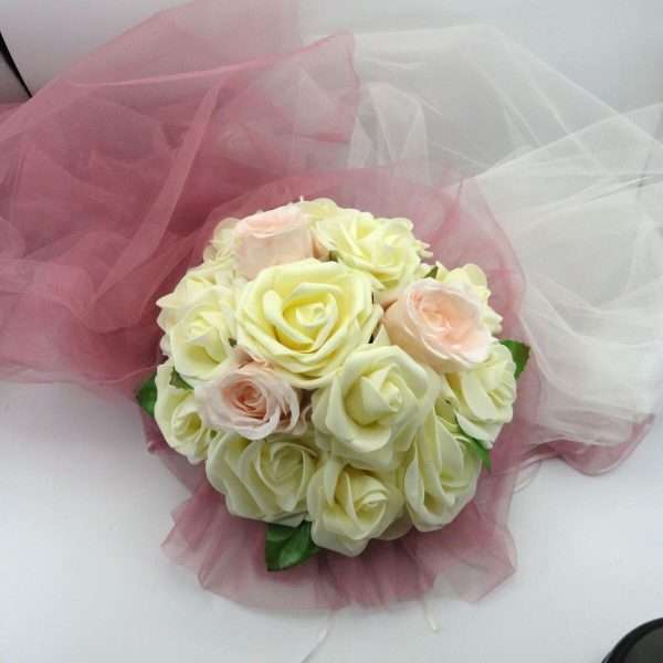 Decor masina pentru nunta cu tulle si trandafiri din spuma roz alb ILIF308008 2