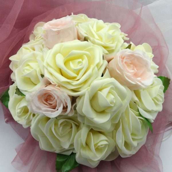 Decor masina pentru nunta cu tulle si trandafiri din spuma roz alb ILIF308008 3