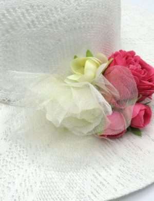 Palarie pentru dezgatitul miresei, alba cu flori de matase roz – ILIF308001