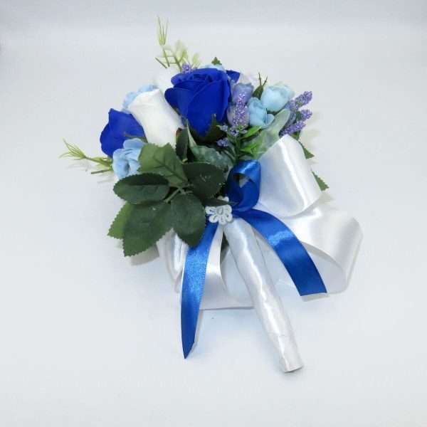 Buchet mireasanasa cu flori de matase alb albastru ILIF309008 2