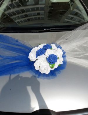 Decor masina pentru nunta cu tulle si trandafiri din spuma, albastru – ILIF309052
