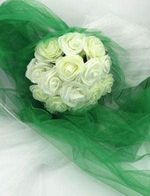 Decor masina pentru nunta cu tulle si trandafiri din spuma, verde-alb – ILIF309032