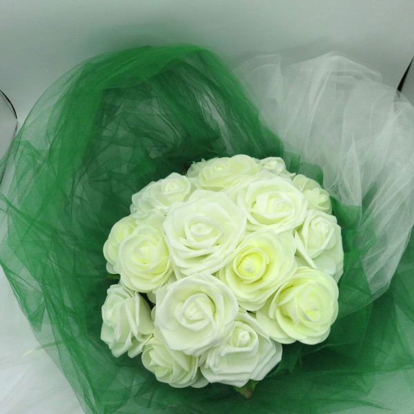 Decor masina pentru nunta cu tulle si trandafiri din spuma verde alb ILIF309032 5