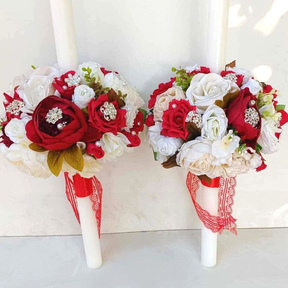 Lumanare subtire decorata cu flori de matase si bijuterii, rosu-alb – FEIS309011
