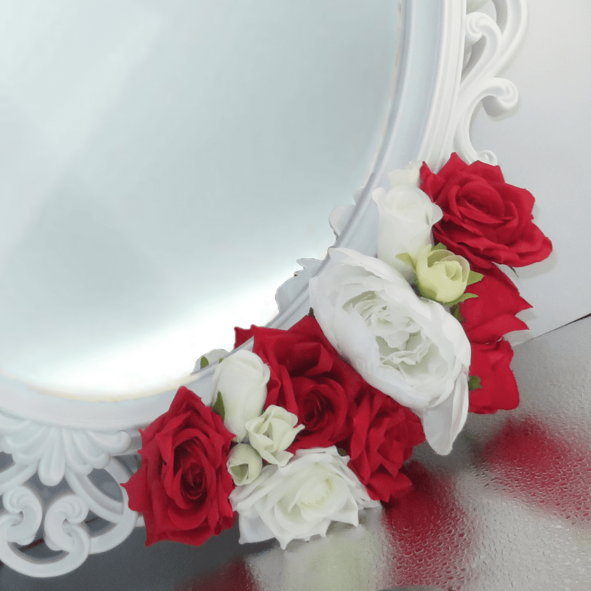 Oglinda miresei, forma ovala in stil victorian, lucrata cu flori de matase, model alb – ILIF309049