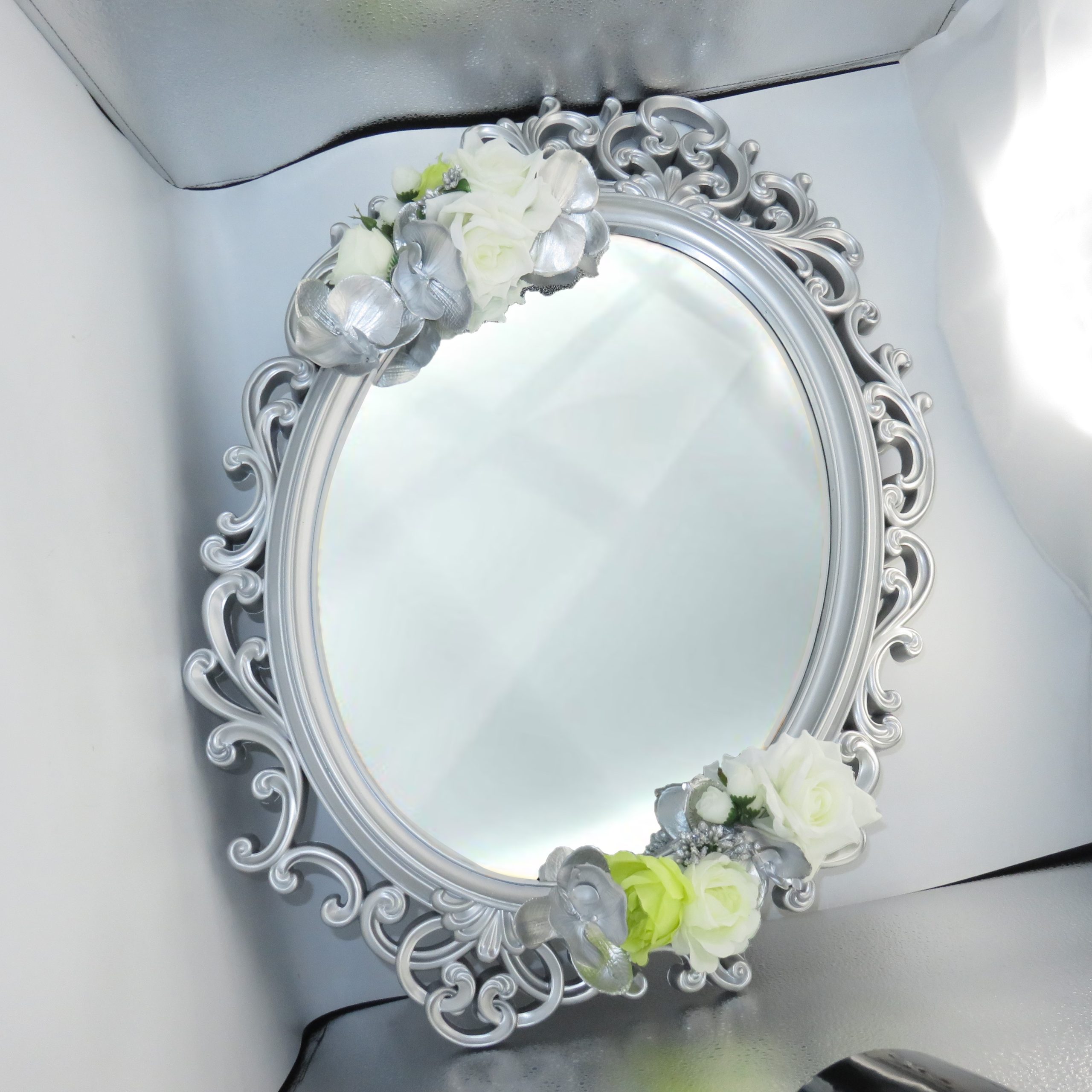 Oglinda miresei, forma ovala in stil victorian, lucrata cu flori de matase, model argintiu – ILIF309017