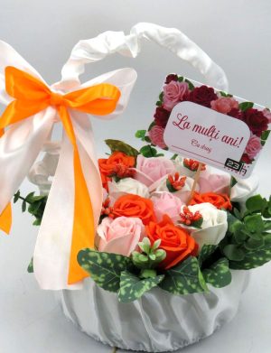 Aranjament cadou cu flori de sapun in cosulet, La multi ani – ILIF310039