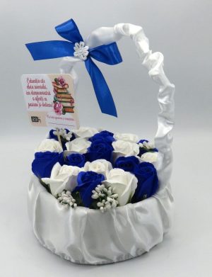 Aranjament cadou pentru cadre didactice, cu flori de sapun in cosulet, albastru regal – ILIF310040