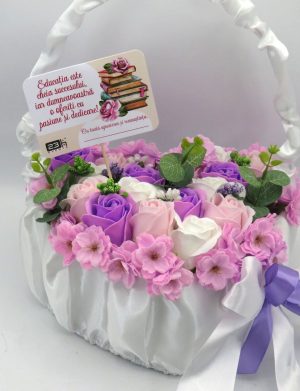 Aranjament cadou pentru cadre didactice, cu flori de sapun in cosulet, roz-mov – ILIF310041