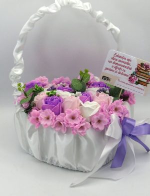 Aranjament cadou pentru cadre didactice, cu flori de sapun in cosulet, roz-mov – ILIF310041