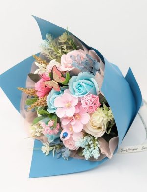 Buchet cadou cu flori de sapun, bleu-roz – DSPH310017