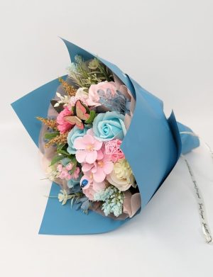 Buchet cadou cu flori de sapun, bleu-roz – DSPH310017