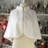 Bolero mireasa, alb cu blanita, cu brosa, fara maneci ILIF311024 (2)