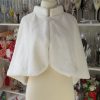 Bolero mireasa, alb cu blanita, cu brosa, fara maneci ILIF311024 (4)
