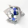 Buchet cadou de Craciun, cu ramuri de brad, flori de sapun si globuri – DSPH311011 (1)