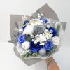 Buchet cadou de Craciun, cu ramuri de brad, flori de sapun si globuri – DSPH311011 (3)
