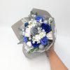 Buchet cadou de Craciun, cu ramuri de brad, flori de sapun si globuri – DSPH311011 (4)