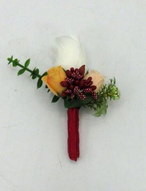 Cocarda de pus in piept cu flori de matase si stamine – ILIF311011