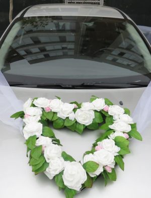Decor masina pentru nunta cu tulle si trandafiri din spuma, alb – PRIF401001