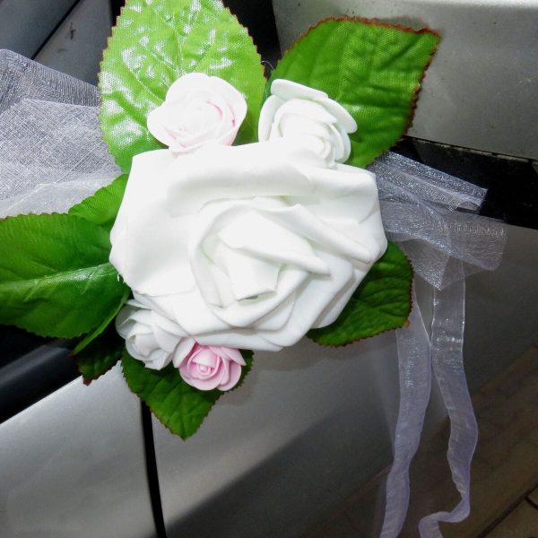 Decor masina pentru nunta cu tulle si trandafiri din spuma, alb ILIF401001 (8)