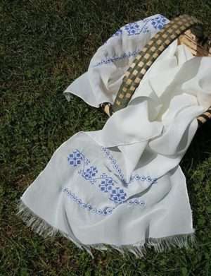 Esarfa dezgatit mireasa, model traditional – broderie albastra – ILIF401014