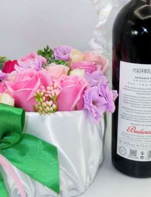 Cadou Cerere Nasi Cununie – sticla vin personalizata & cos cu flori m1- ILIF402010