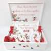 Set Tavita Mot (turta) 7 piese + Cutie pentru amintiri, Zana Capsunica, model personalizat DSPH402008 (1)