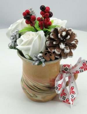 Aranjament cadou de Craciun, cana de lut cu flori de sapun – ILIF403019