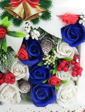 Aranjament cadou de Craciun cu flori de sapun, alb-albastru – ILIF403017