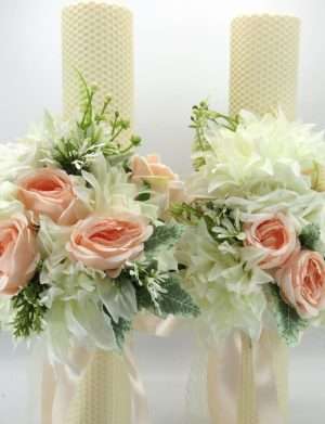 Lumanare nunta din ceara naturala cu flori de matase, piersiciu&alb – ILIF403008