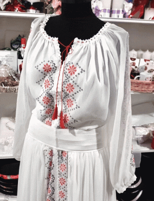 Rochie dama, lunga din voal fin ca matasea de calitate superioara, brodata cu motive traditionale, alb-rosu – LLDJ403018